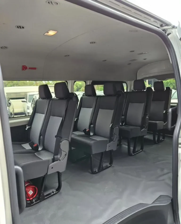 峇里島團體包車 Hiace Premio 16 座車廂