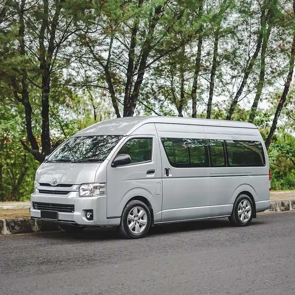 Toyota Hiace Commuter 8座小巴 — 峇里島minibus包車團體一日遊用車