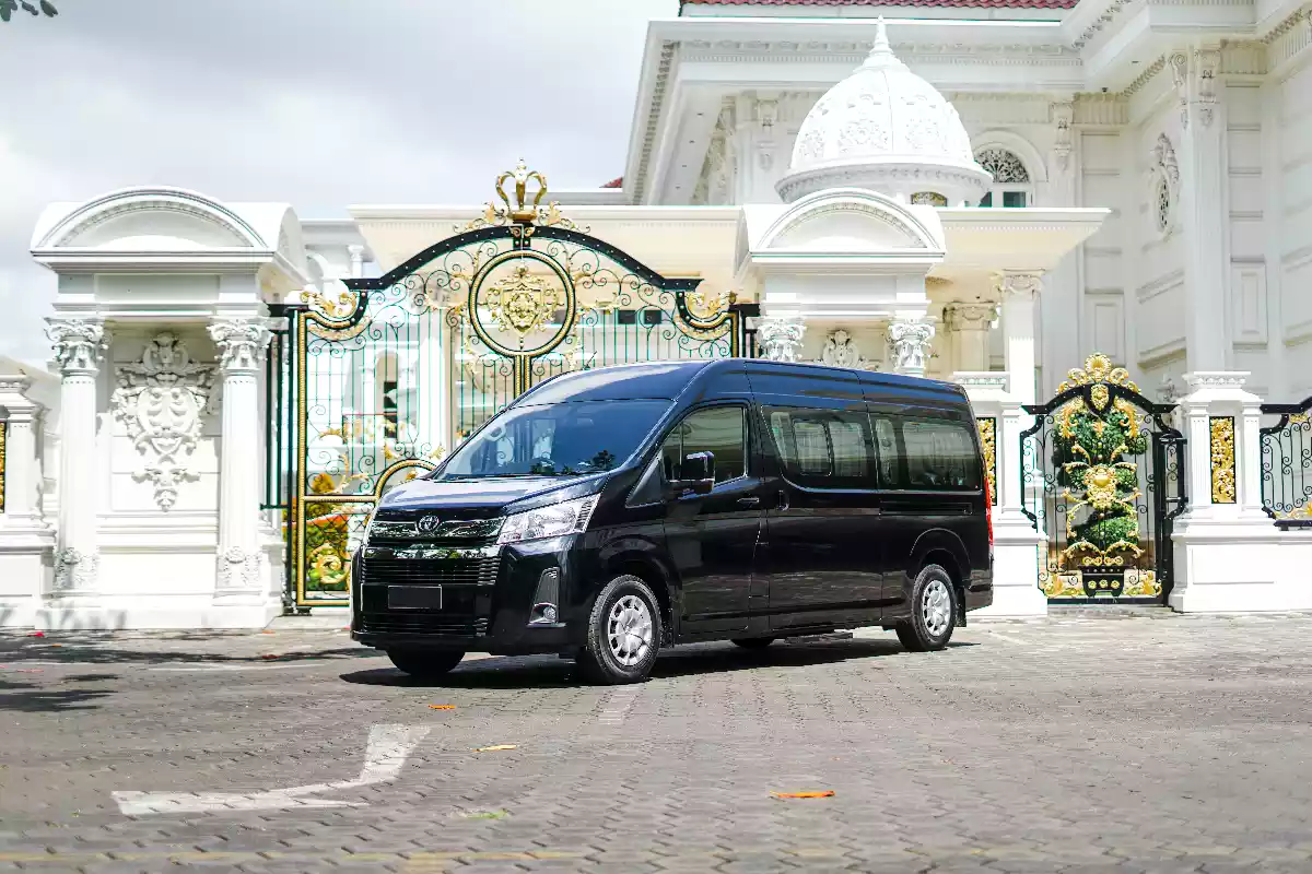 黑色 Toyota Hiace Premio 豪華小巴 — 峇里島van出租連司機