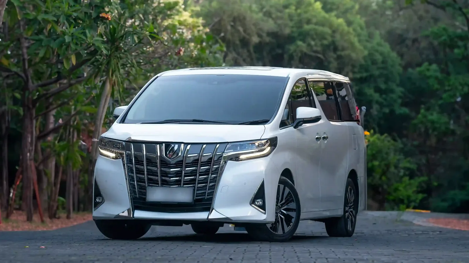 Toyota Alphard Facelift 7 座——峇里島婚禮交通嘅主家車，載家人長輩同伴娘團