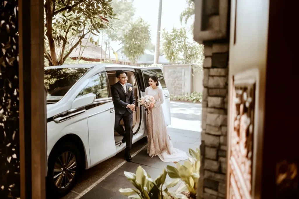 峇里島婚禮花車連司機——婚禮日新娘主車，鮮花佈置按婚禮色系配襯