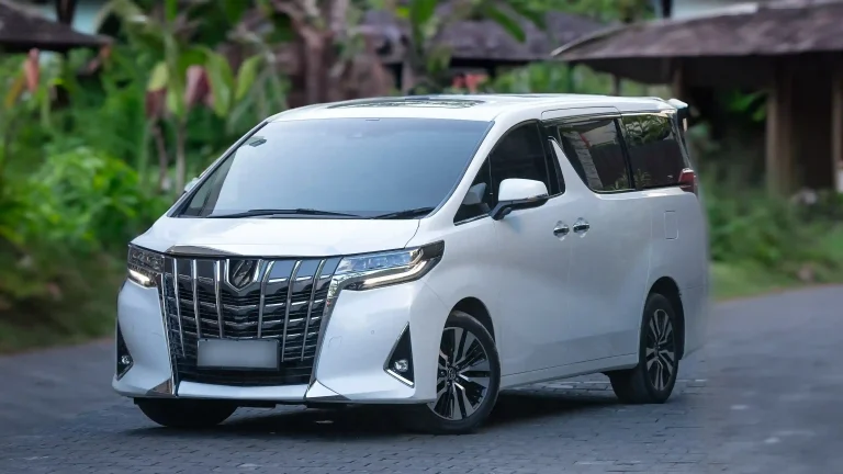 白色 Toyota Alphard