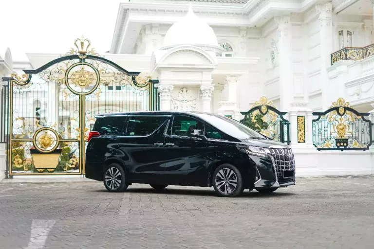黑色 Toyota Alphard Facelift