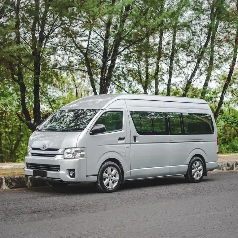 白色 Toyota Hiace