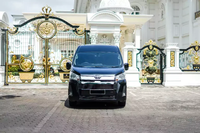 黑色 Toyota Hiace Premio Luxury