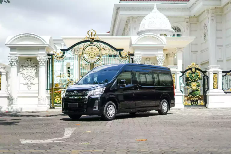 黑色 Toyota Hiace Premio Luxury