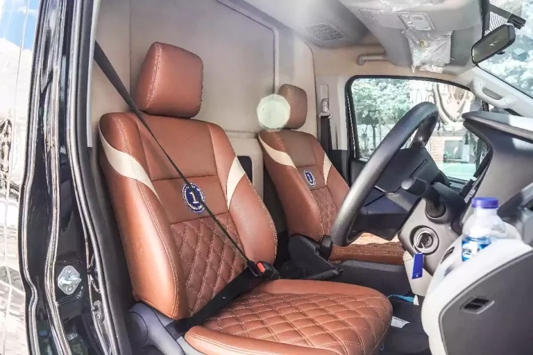 Toyota Hiace 前座
