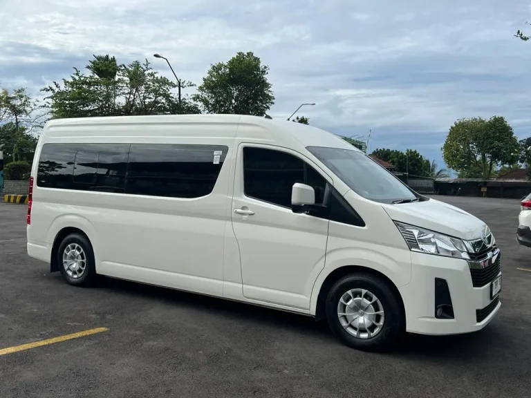 白色 Toyota Hiace Premio