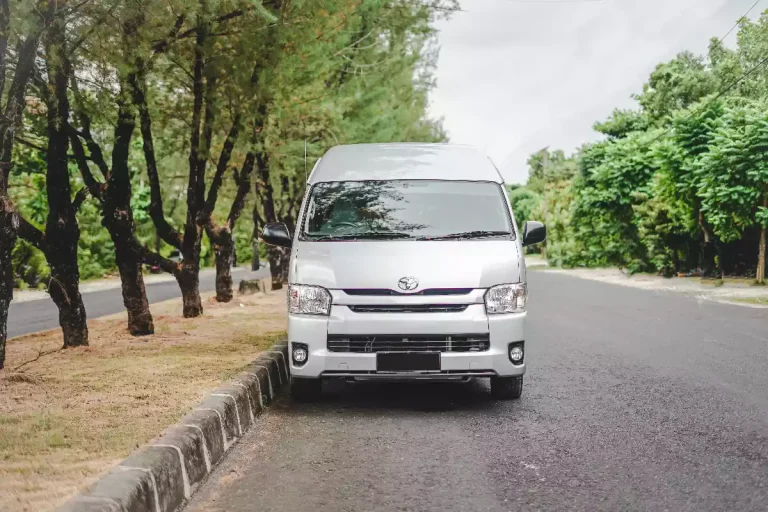 峇里島公路上嘅白色 Toyota Hiace