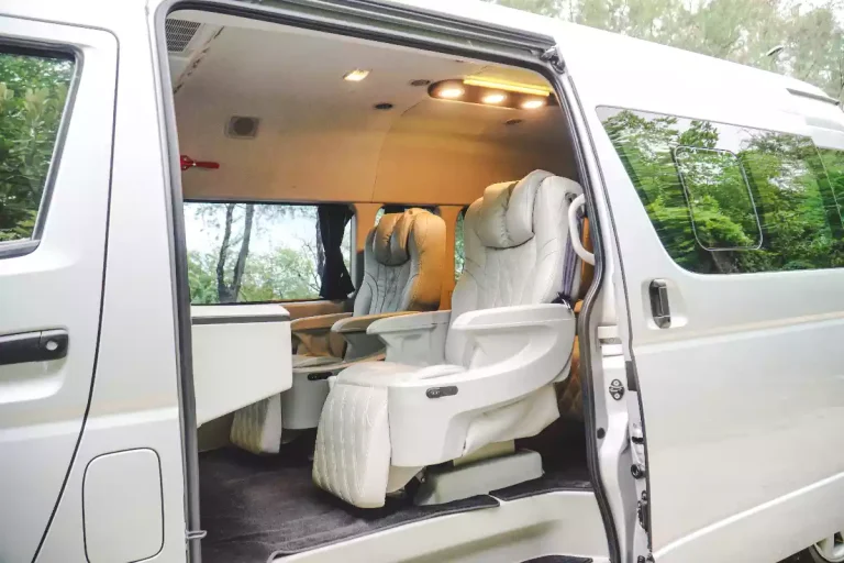 Toyota Hiace 豪華座椅車廂