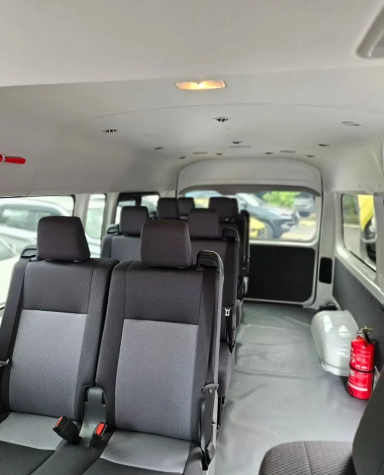 16 座 Hiace Premio 車廂