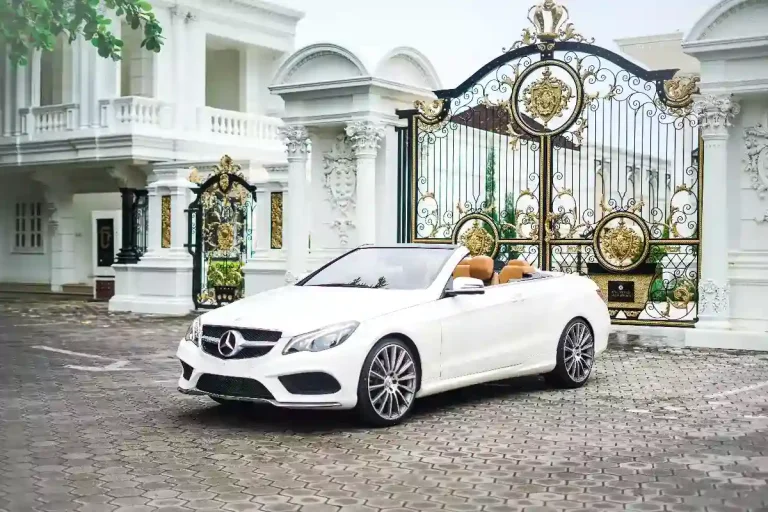 白色 Mercedes-Benz E250
