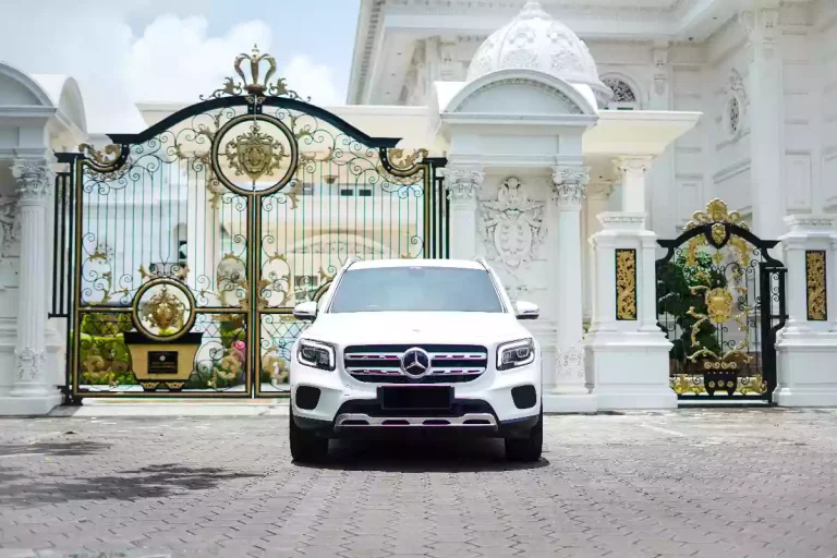 白色 Mercedes-Benz GLB 200