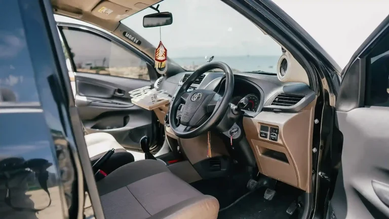Toyota Innova 車門同駕駛座