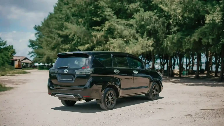 黑色 Toyota Innova Reborn