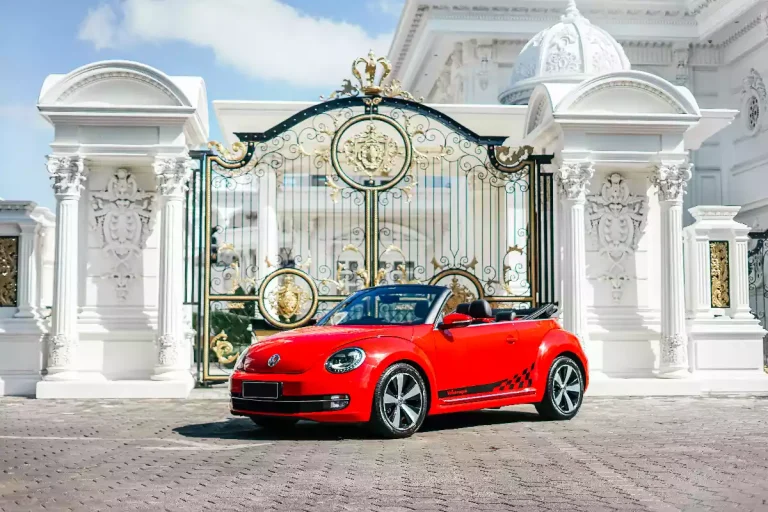 紅色 VW Beetle 開篷車
